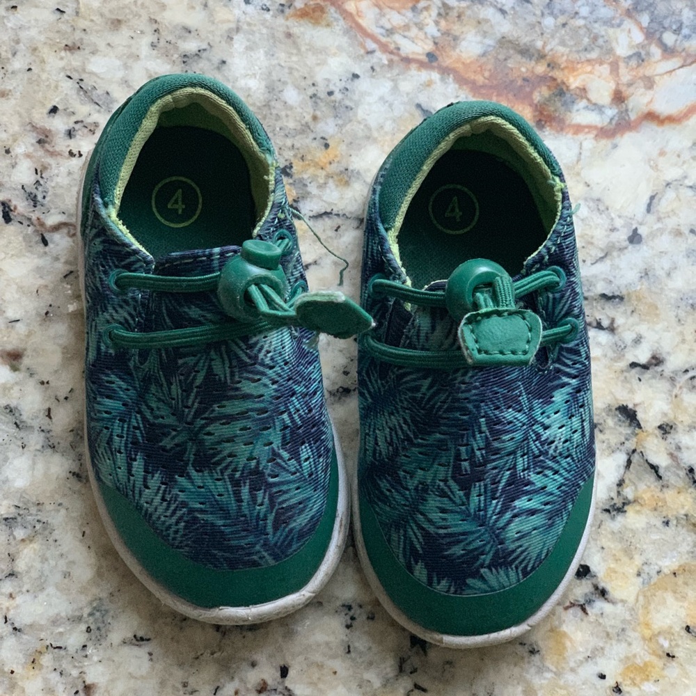❌SOLD❌Boys green and blue Cat and Jack shoes